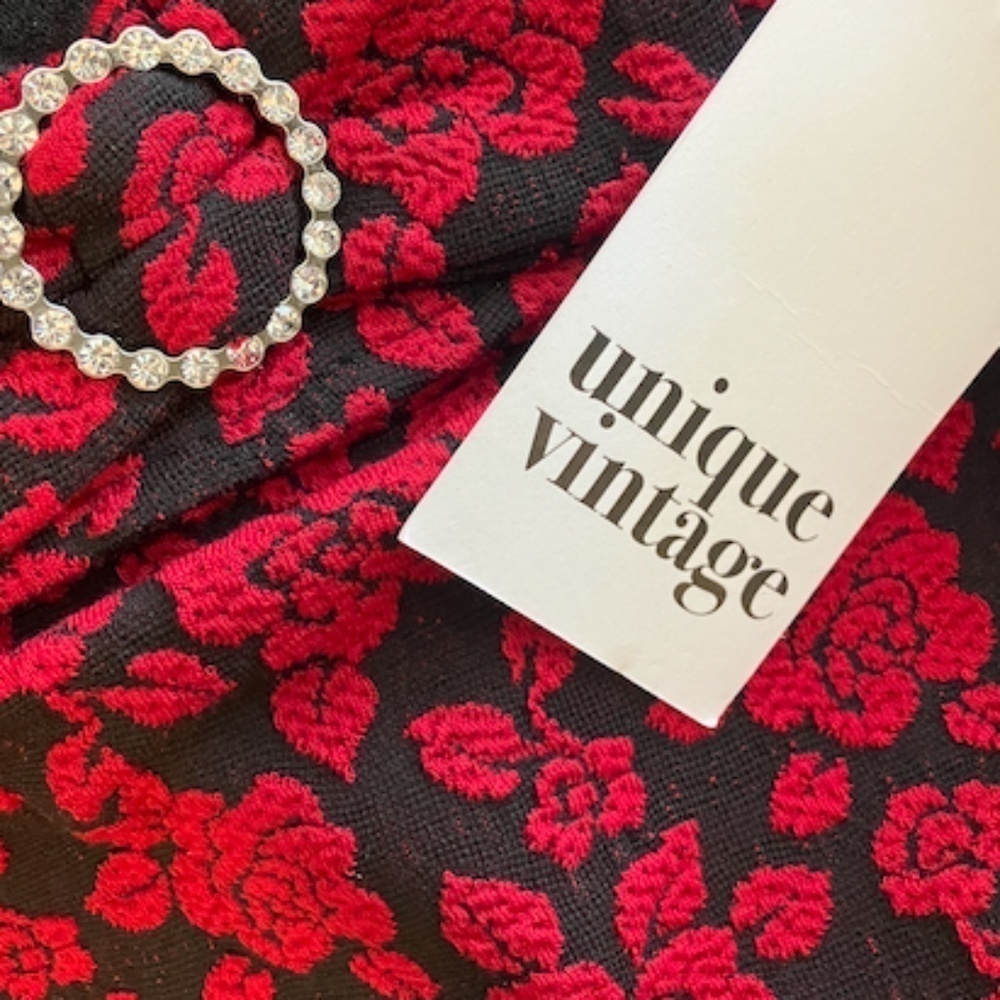 UNIQUE VINTAGE Holiday Party Christmas Red Floral 3/4 Length Sleeve Top NWT - Picture 1 of 2